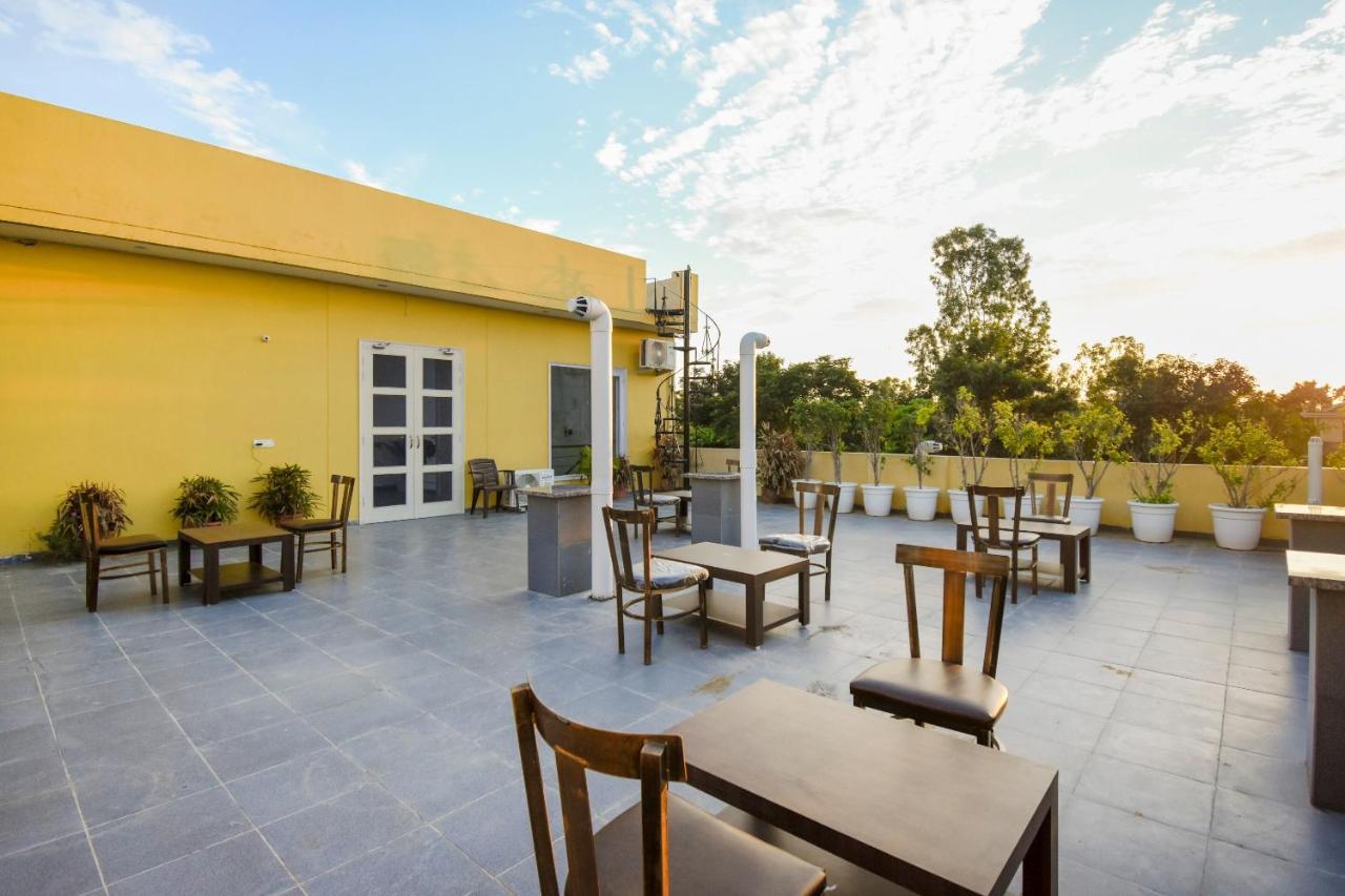Oyo 75460 Sky High Residency Hotel Ludhiana Exterior foto