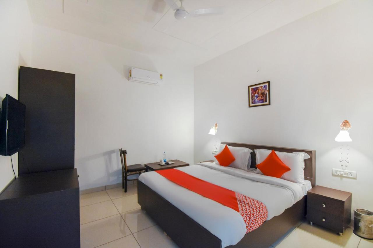 Oyo 75460 Sky High Residency Hotel Ludhiana Exterior foto