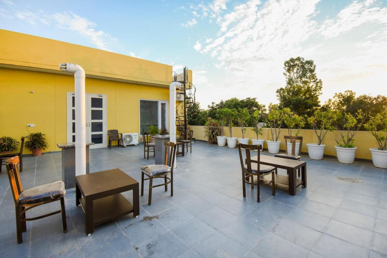 Oyo 75460 Sky High Residency Hotel Ludhiana Exterior foto