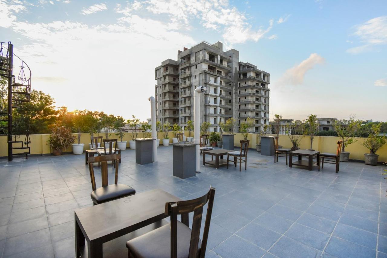 Oyo 75460 Sky High Residency Hotel Ludhiana Exterior foto