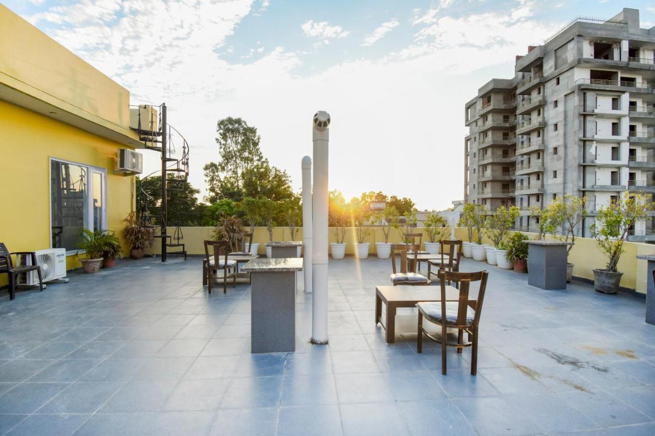 Oyo 75460 Sky High Residency Hotel Ludhiana Exterior foto