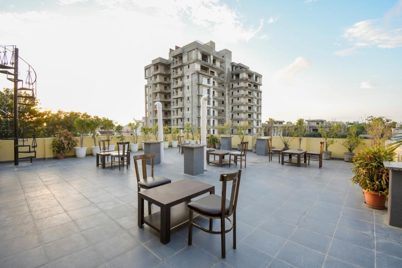Oyo 75460 Sky High Residency Hotel Ludhiana Exterior foto